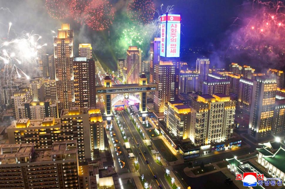 Kim Jong Un a inaugurat cu focuri de artificii cartierul de zgârie-nori din Phenian unde lifturile nu merg pentru că nu este curent 965406