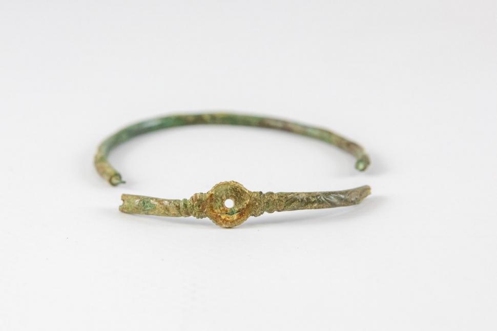 Descoperire arheologică remarcabilă într-o necropolă celtică: Bijuterii și arme din Epoca Fierului au fost găsite în stare excepțională 966198