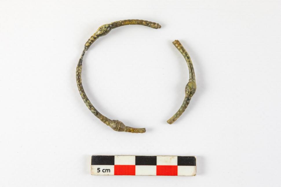 Descoperire arheologică remarcabilă într-o necropolă celtică: Bijuterii și arme din Epoca Fierului au fost găsite în stare excepțională 966201