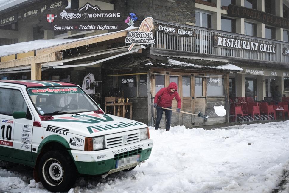 E zăpadă de un metru în stațiunea elvețiană Zermatt. Turiștii care voiau să meargă acolo de Paște, sfătuiți să amâne vacanța 965999
