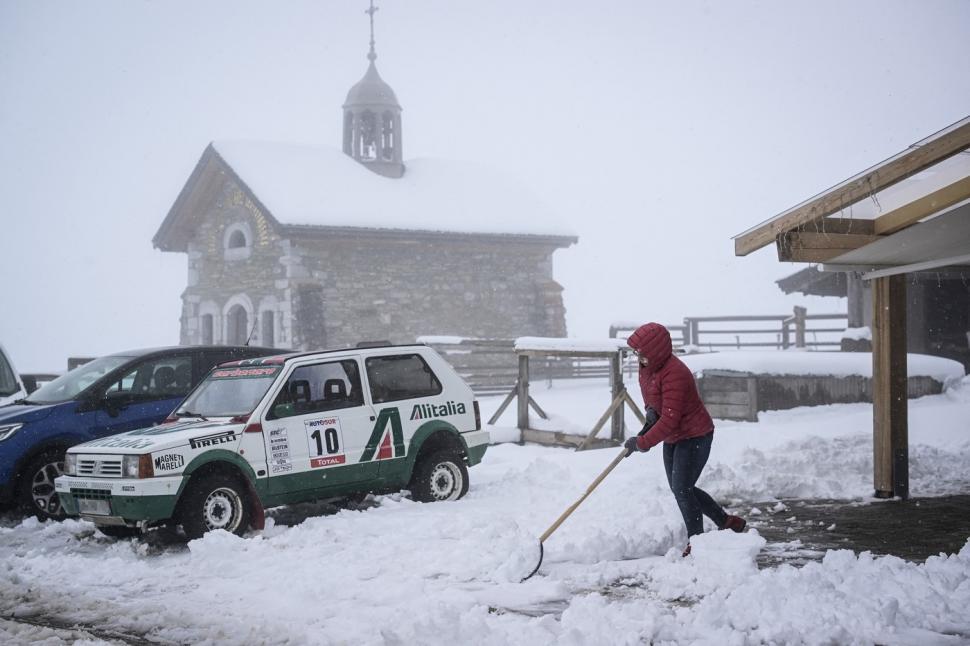 E zăpadă de un metru în stațiunea elvețiană Zermatt. Turiștii care voiau să meargă acolo de Paște, sfătuiți să amâne vacanța 966000