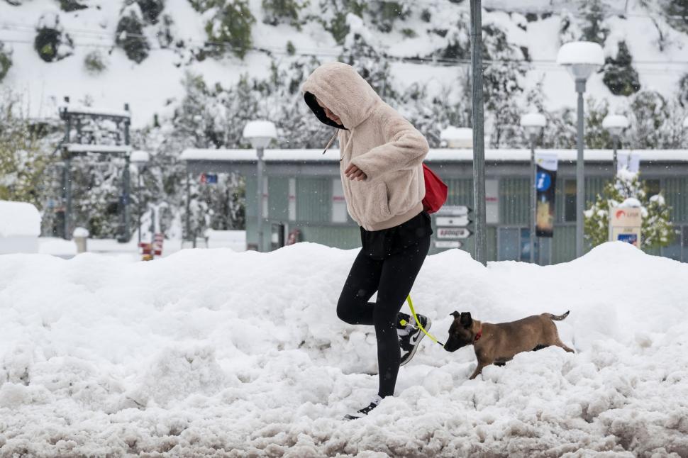 E zăpadă de un metru în stațiunea elvețiană Zermatt. Turiștii care voiau să meargă acolo de Paște, sfătuiți să amâne vacanța 966002