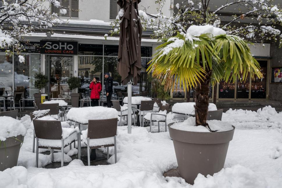 E zăpadă de un metru în stațiunea elvețiană Zermatt. Turiștii care voiau să meargă acolo de Paște, sfătuiți să amâne vacanța 966003