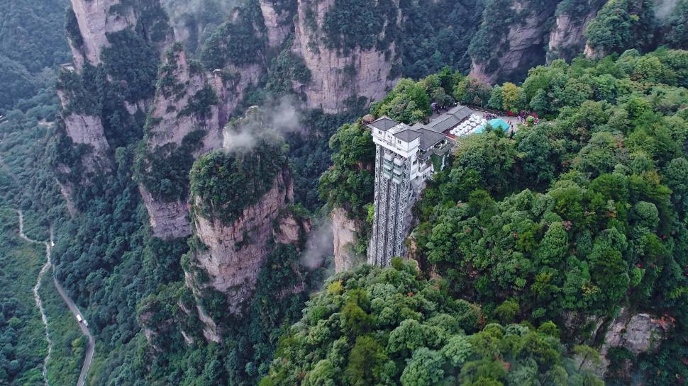 În cel mai înalt lift exterior din lume se vede peisajul din „Avatar”: Cabinele de sticlă urcă pe stâncă 1.380 de persoane pe oră 966120