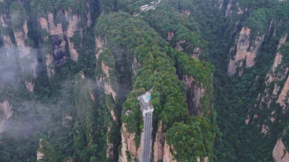 În cel mai înalt lift exterior din lume se vede peisajul din „Avatar”: Cabinele de sticlă urcă pe stâncă 1.380 de persoane pe oră 966121