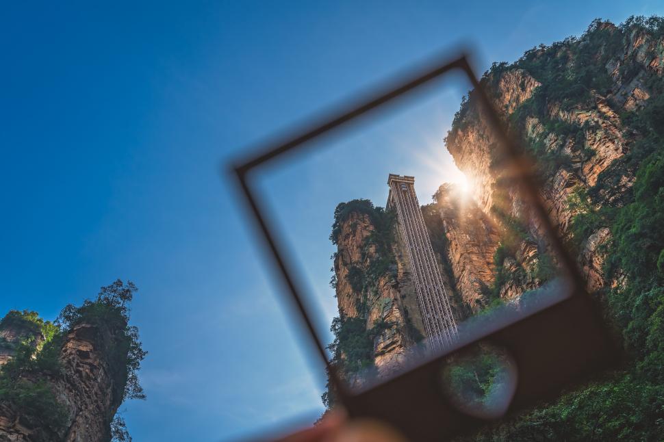 În cel mai înalt lift exterior din lume se vede peisajul din „Avatar”: Cabinele de sticlă urcă pe stâncă 1.380 de persoane pe oră 966122