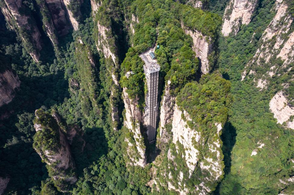 În cel mai înalt lift exterior din lume se vede peisajul din „Avatar”: Cabinele de sticlă urcă pe stâncă 1.380 de persoane pe oră 966125