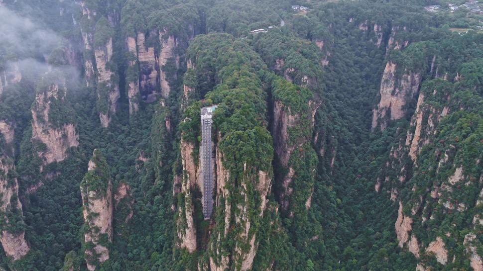 În cel mai înalt lift exterior din lume se vede peisajul din „Avatar”: Cabinele de sticlă urcă pe stâncă 1.380 de persoane pe oră 966126