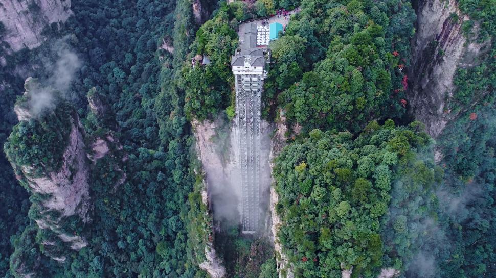 În cel mai înalt lift exterior din lume se vede peisajul din „Avatar”: Cabinele de sticlă urcă pe stâncă 1.380 de persoane pe oră 966128