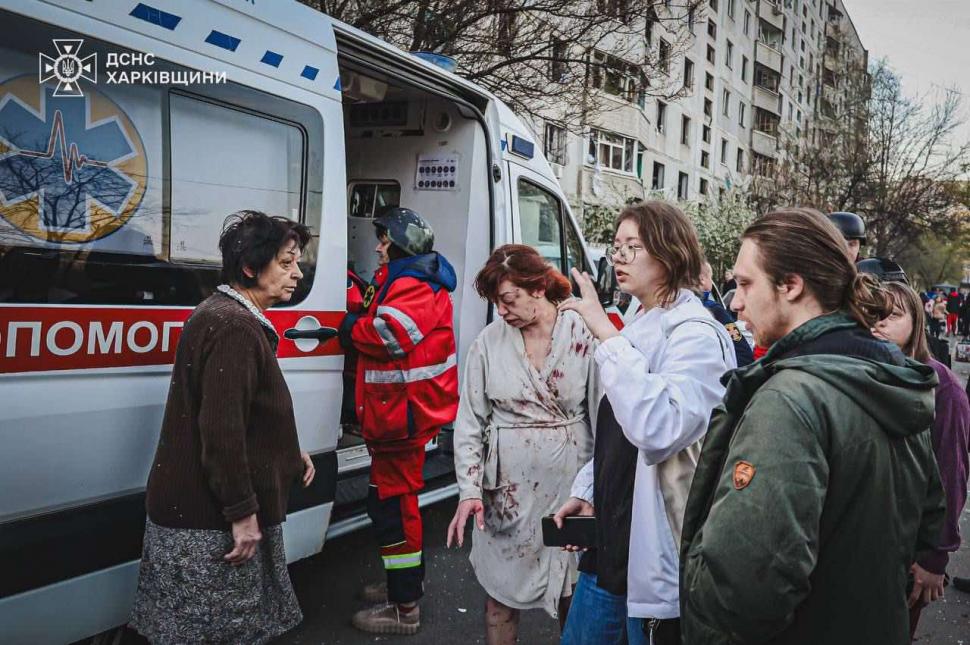 Rusia a bombardat civili ucraineni în noaptea dintre Joia și Vinerea Mare. Doi oameni au murit, alți 40 sunt răniți la Harkov și Sumî 966025