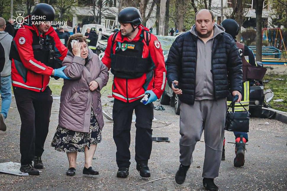 Rusia a bombardat civili ucraineni în noaptea dintre Joia și Vinerea Mare. Doi oameni au murit, alți 40 sunt răniți la Harkov și Sumî 966026