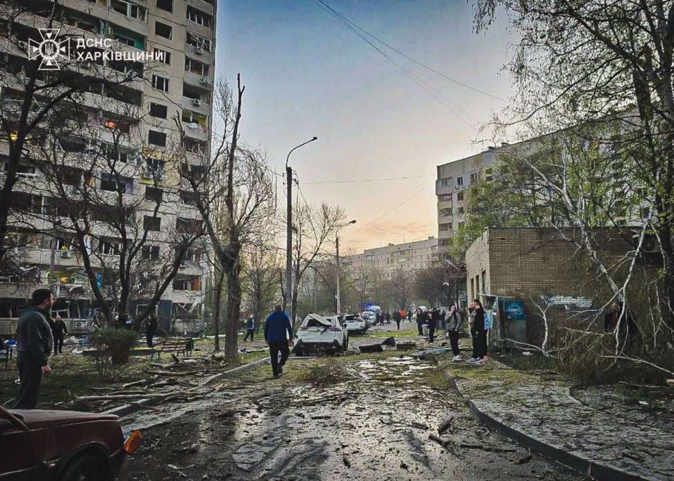 Rusia a bombardat civili ucraineni în noaptea dintre Joia și Vinerea Mare. Doi oameni au murit, alți 40 sunt răniți la Harkov și Sumî 966027