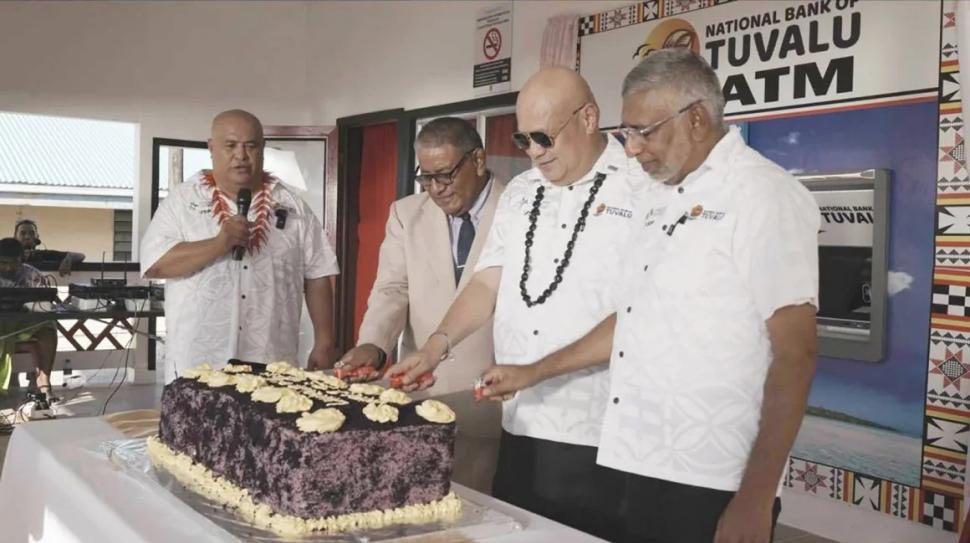 Țara în care abia acum a fost instalat primul bancomat. Premierul a tăiat un tort și oamenii au sărbătorit lângă ATM 966074