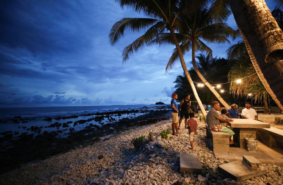 Țara în care abia acum a fost instalat primul bancomat. Premierul a tăiat un tort și oamenii au sărbătorit lângă ATM 966075