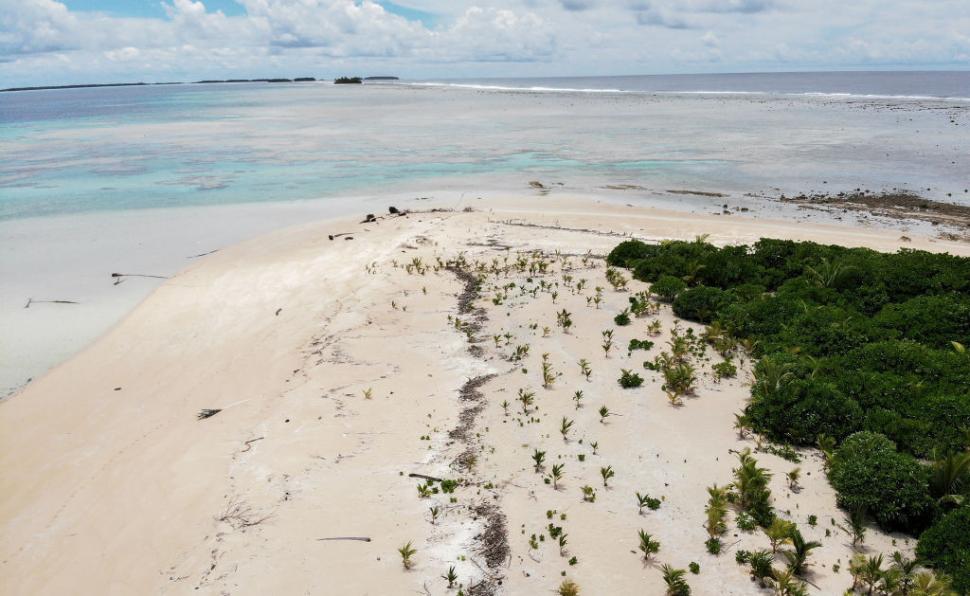 Țara în care abia acum a fost instalat primul bancomat. Premierul a tăiat un tort și oamenii au sărbătorit lângă ATM 966076