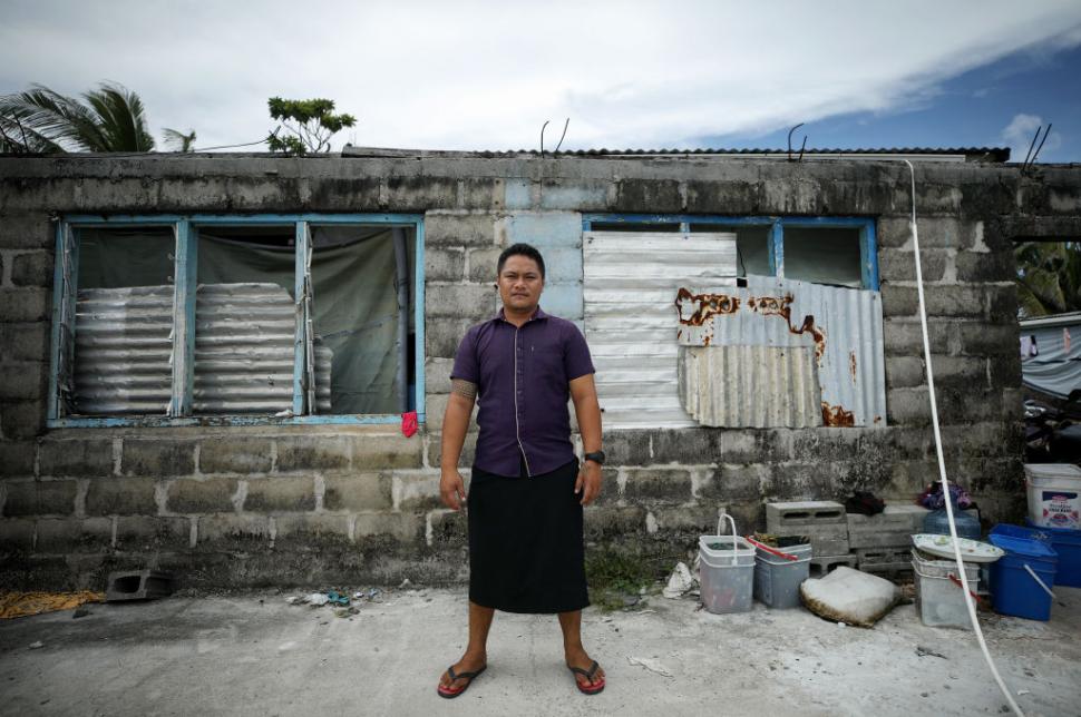 Țara în care abia acum a fost instalat primul bancomat. Premierul a tăiat un tort și oamenii au sărbătorit lângă ATM 966079