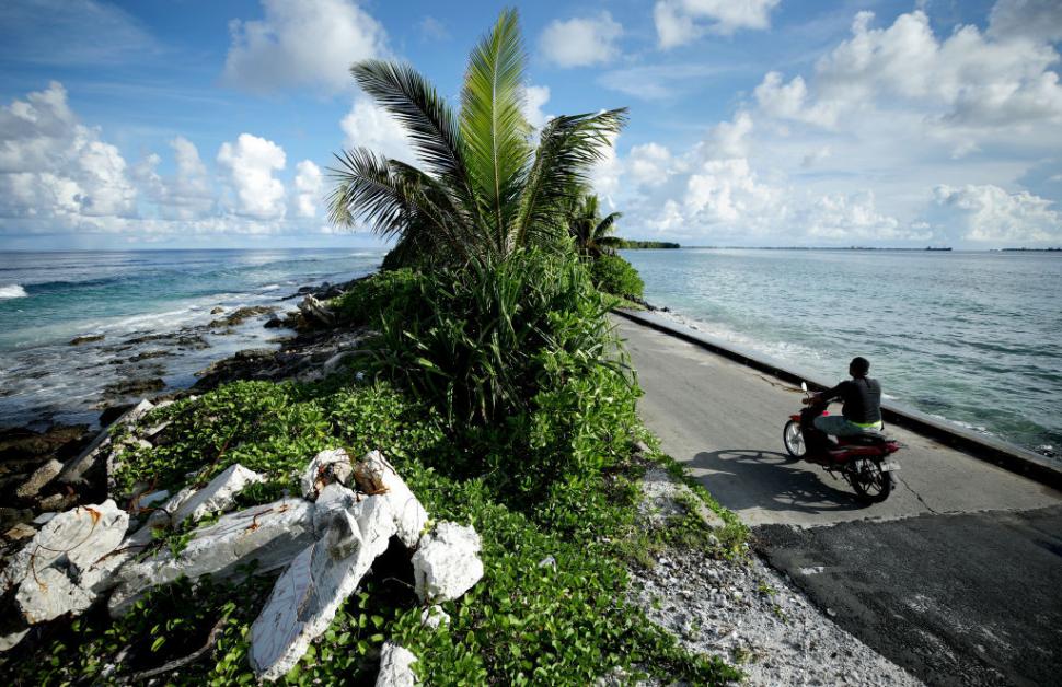 Țara în care abia acum a fost instalat primul bancomat. Premierul a tăiat un tort și oamenii au sărbătorit lângă ATM 966080