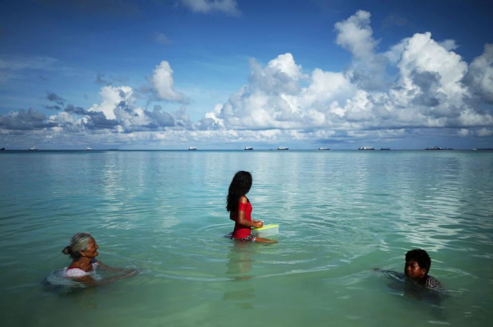 Țara în care abia acum a fost instalat primul bancomat. Premierul a tăiat un tort și oamenii au sărbătorit lângă ATM 966088