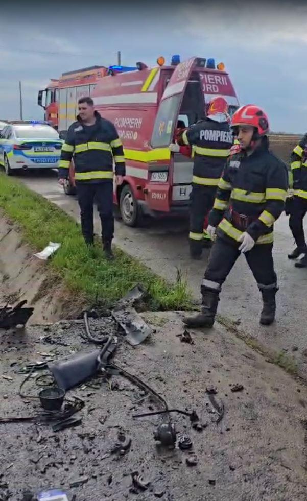 Accident grav, cu trei victime, în Mehedinţi, după ce o șoferiță de 19 ani s-a izbit violent cu mașina de un cap de pod 966338