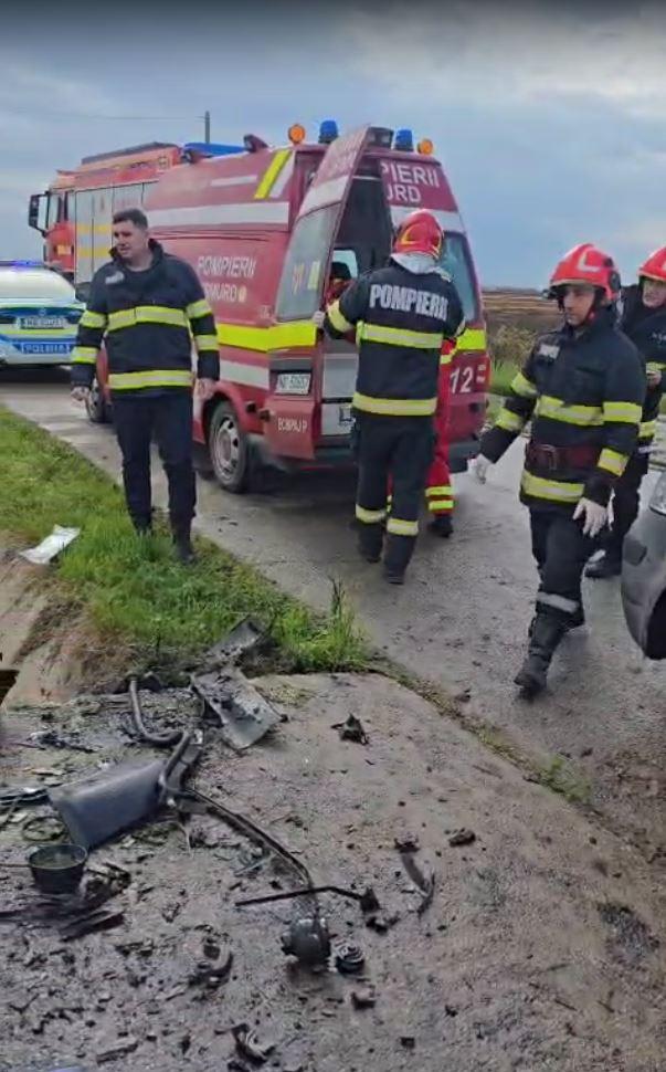 Accident grav, cu trei victime, în Mehedinţi, după ce o șoferiță de 19 ani s-a izbit violent cu mașina de un cap de pod 966339