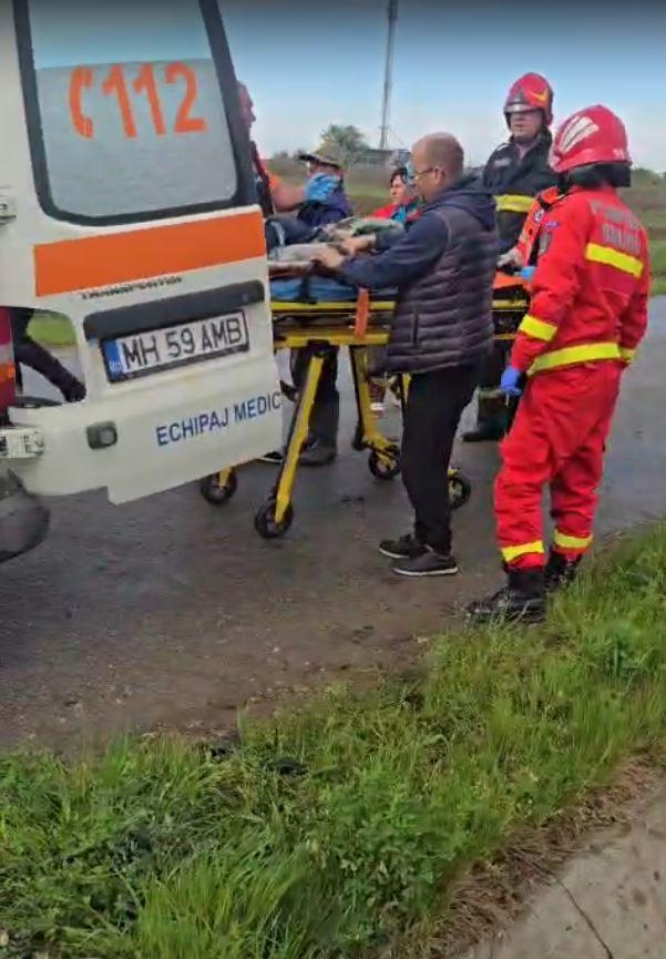 Accident grav, cu trei victime, în Mehedinţi, după ce o șoferiță de 19 ani s-a izbit violent cu mașina de un cap de pod 966340