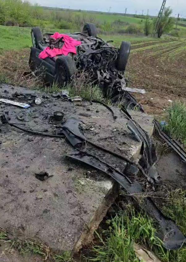 Accident grav, cu trei victime, în Mehedinţi, după ce o șoferiță de 19 ani s-a izbit violent cu mașina de un cap de pod 966343