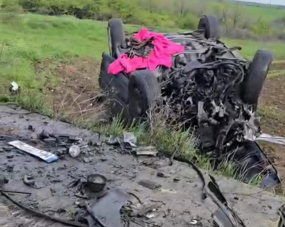 Accident grav, cu trei victime, în Mehedinţi, după ce o șoferiță de 19 ani s-a izbit violent cu mașina de un cap de pod 966346