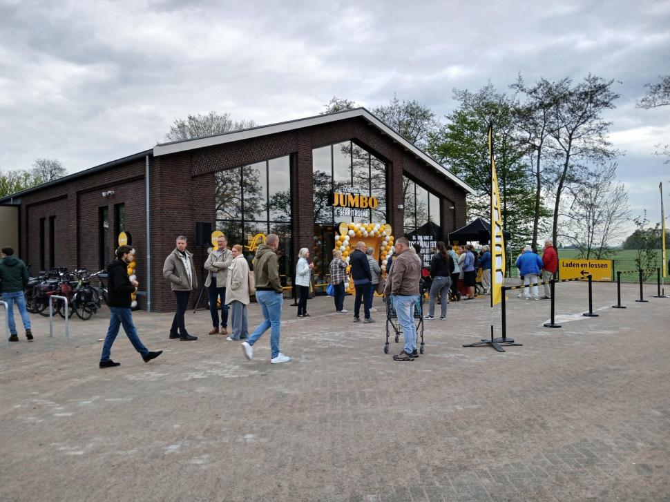 „Arată ca Auschwitz”. Val de critici după inaugurarea unui supermarket la capătul unor linii de tren 966277