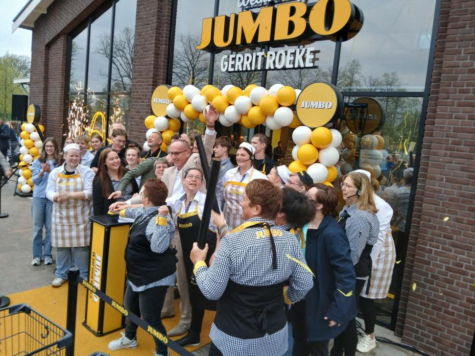 „Arată ca Auschwitz”. Val de critici după inaugurarea unui supermarket la capătul unor linii de tren 966278