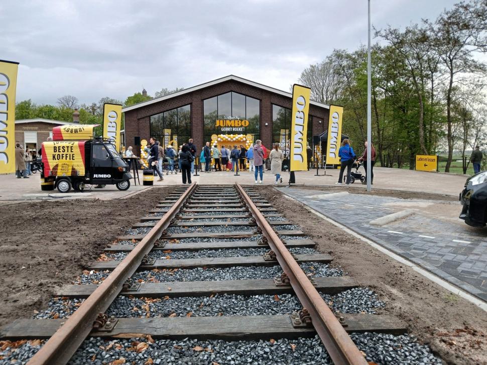 „Arată ca Auschwitz”. Val de critici după inaugurarea unui supermarket la capătul unor linii de tren 966279