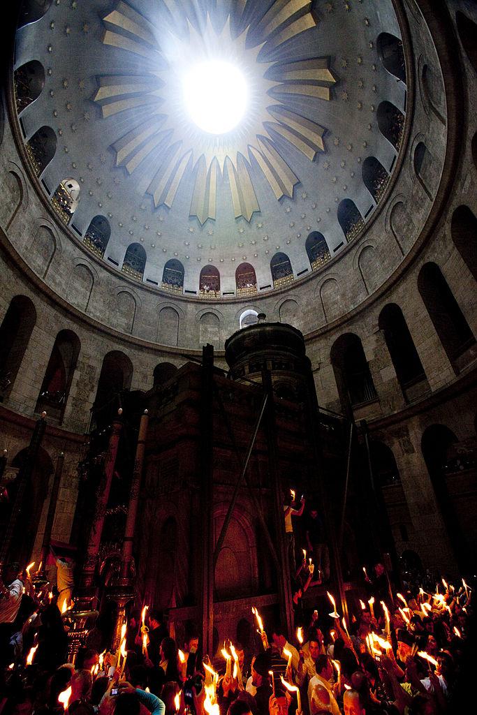 Cum se aprinde Focul Sfânt la Biserica Sfântului Mormânt din Ierusalim. Mulți creștini cred că scânteia coboară miraculos din cer 966348