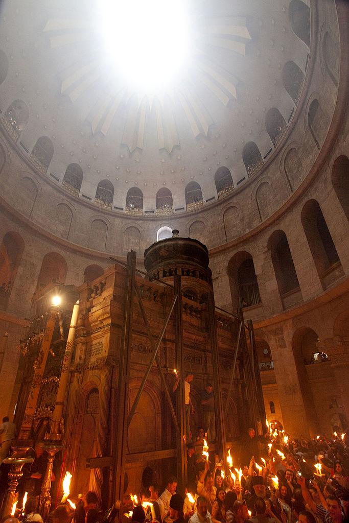 Cum se aprinde Focul Sfânt la Biserica Sfântului Mormânt din Ierusalim. Mulți creștini cred că scânteia coboară miraculos din cer 966349