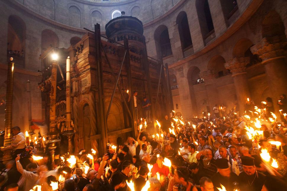 Cum se aprinde Focul Sfânt la Biserica Sfântului Mormânt din Ierusalim. Mulți creștini cred că scânteia coboară miraculos din cer 966350