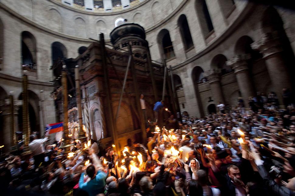 Cum se aprinde Focul Sfânt la Biserica Sfântului Mormânt din Ierusalim. Mulți creștini cred că scânteia coboară miraculos din cer 966351