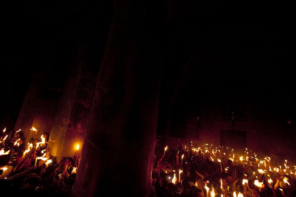 Cum se aprinde Focul Sfânt la Biserica Sfântului Mormânt din Ierusalim. Mulți creștini cred că scânteia coboară miraculos din cer 966352