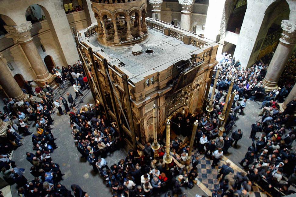 Cum se aprinde Focul Sfânt la Biserica Sfântului Mormânt din Ierusalim. Mulți creștini cred că scânteia coboară miraculos din cer 966353