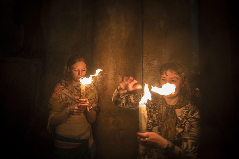 Cum se aprinde Focul Sfânt la Biserica Sfântului Mormânt din Ierusalim. Mulți creștini cred că scânteia coboară miraculos din cer 966354