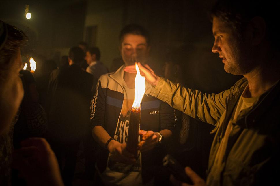 Cum se aprinde Focul Sfânt la Biserica Sfântului Mormânt din Ierusalim. Mulți creștini cred că scânteia coboară miraculos din cer 966355