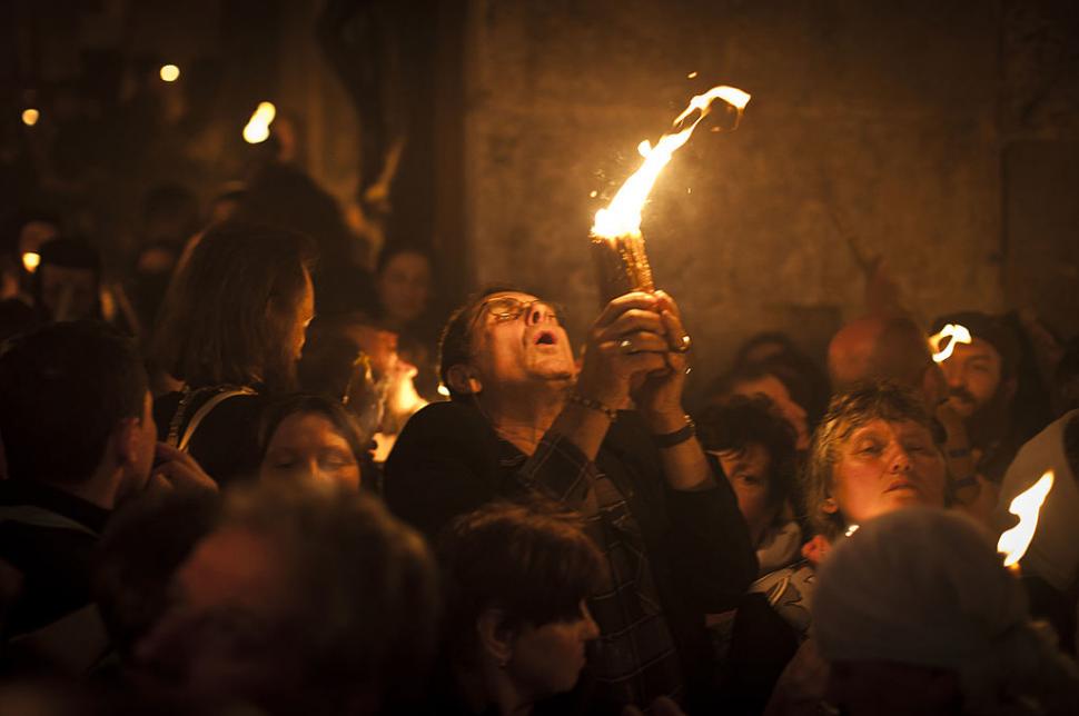 Cum se aprinde Focul Sfânt la Biserica Sfântului Mormânt din Ierusalim. Mulți creștini cred că scânteia coboară miraculos din cer 966356