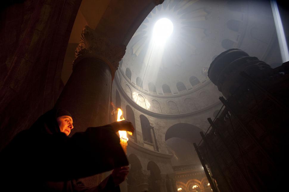 Cum se aprinde Focul Sfânt la Biserica Sfântului Mormânt din Ierusalim. Mulți creștini cred că scânteia coboară miraculos din cer 966357