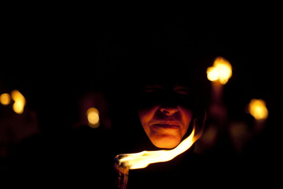 Cum se aprinde Focul Sfânt la Biserica Sfântului Mormânt din Ierusalim. Mulți creștini cred că scânteia coboară miraculos din cer 966358