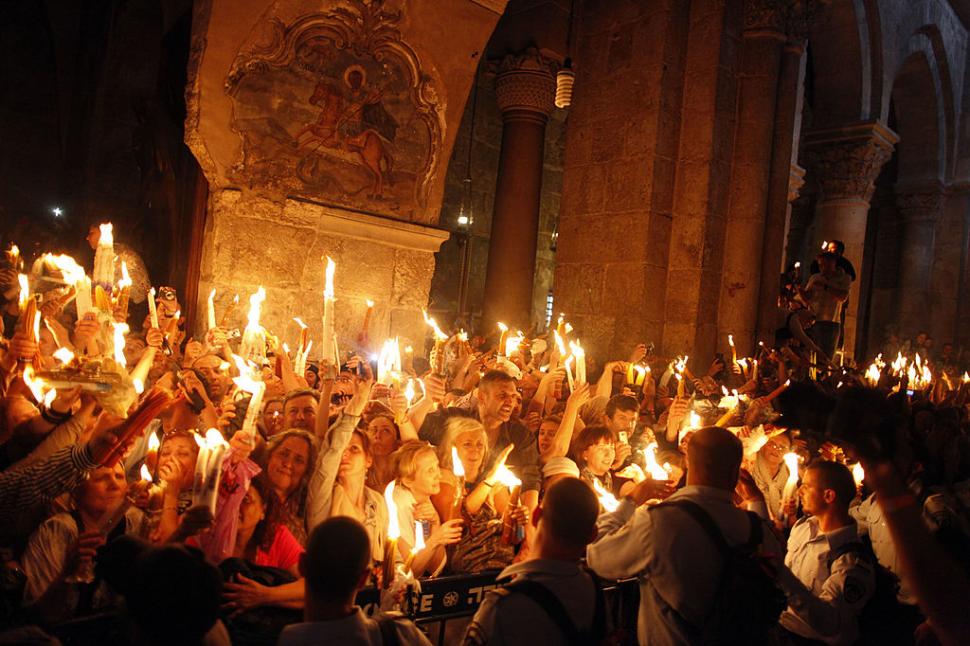 Cum se aprinde Focul Sfânt la Biserica Sfântului Mormânt din Ierusalim. Mulți creștini cred că scânteia coboară miraculos din cer 966359
