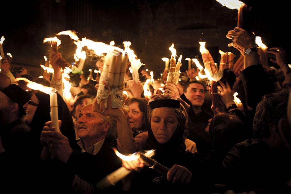 Cum se aprinde Focul Sfânt la Biserica Sfântului Mormânt din Ierusalim. Mulți creștini cred că scânteia coboară miraculos din cer 966360