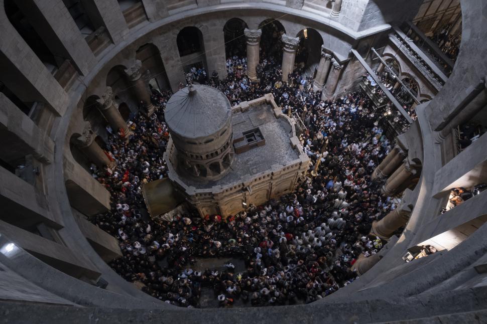 Cum se aprinde Focul Sfânt la Biserica Sfântului Mormânt din Ierusalim. Mulți creștini cred că scânteia coboară miraculos din cer 966362