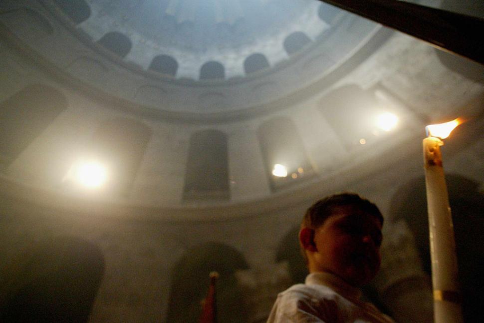 Cum se aprinde Focul Sfânt la Biserica Sfântului Mormânt din Ierusalim. Mulți creștini cred că scânteia coboară miraculos din cer 966363