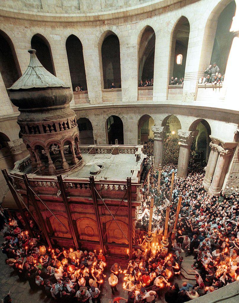 Cum se aprinde Focul Sfânt la Biserica Sfântului Mormânt din Ierusalim. Mulți creștini cred că scânteia coboară miraculos din cer 966364