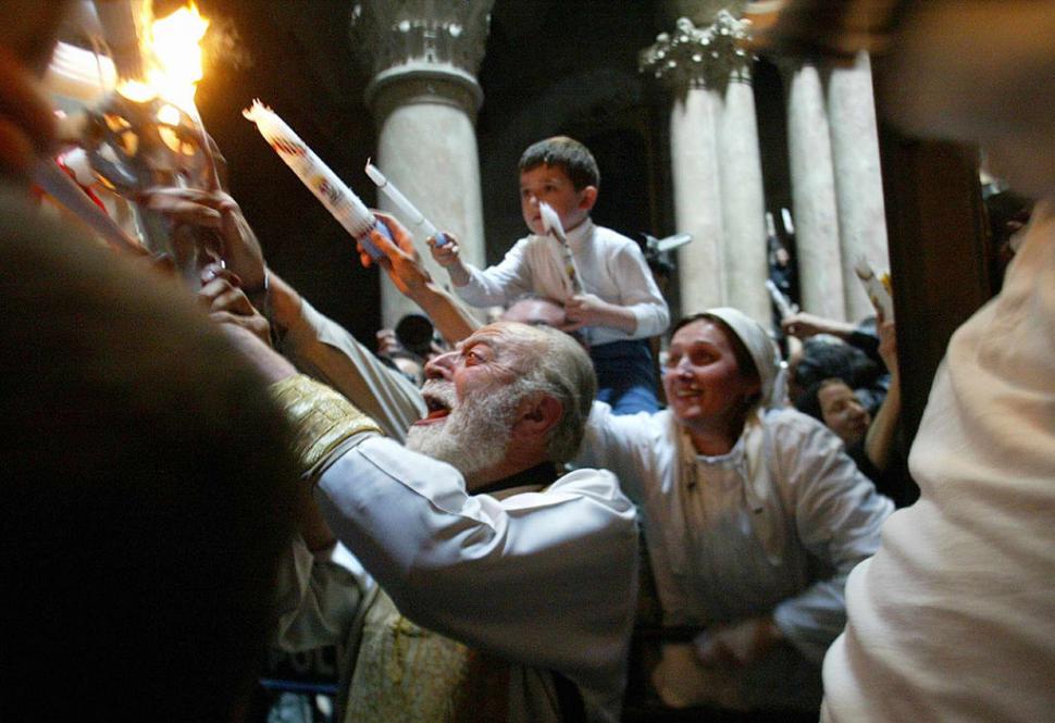 Cum se aprinde Focul Sfânt la Biserica Sfântului Mormânt din Ierusalim. Mulți creștini cred că scânteia coboară miraculos din cer 966365