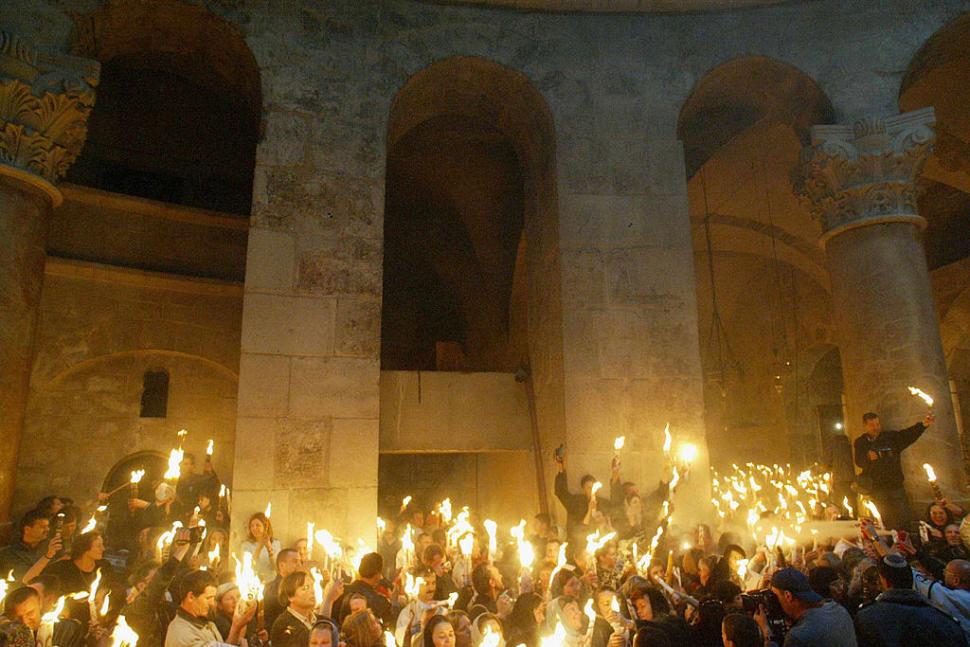 Cum se aprinde Focul Sfânt la Biserica Sfântului Mormânt din Ierusalim. Mulți creștini cred că scânteia coboară miraculos din cer 966366