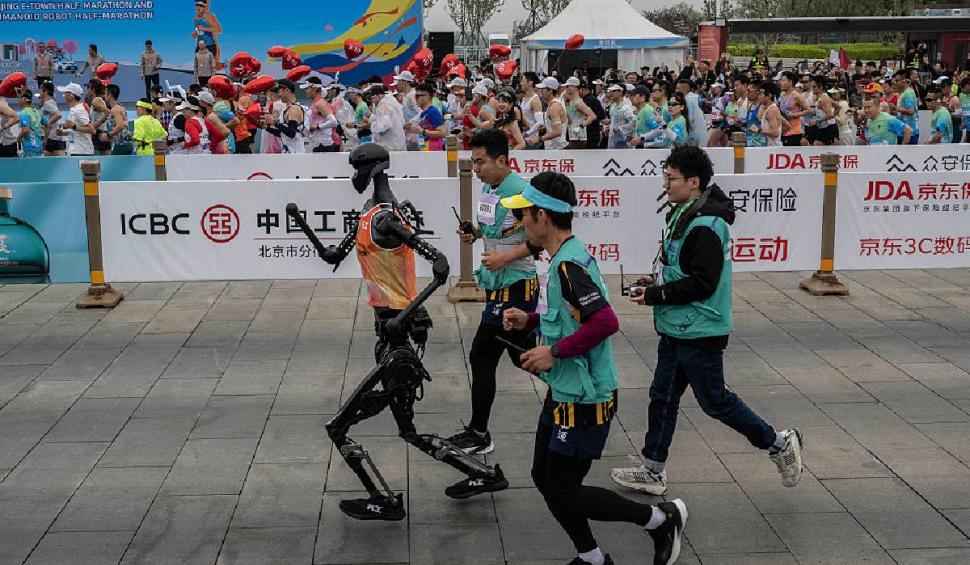 Premieră mondială: Roboții au alergat alături de oameni la maratonul din Beijing. Cine a câștigat 966239
