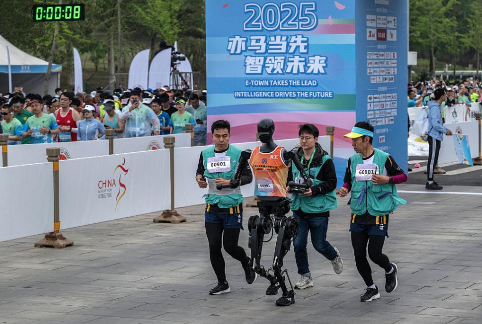 Premieră mondială: Roboții au alergat alături de oameni la maratonul din Beijing. Cine a câștigat 966240